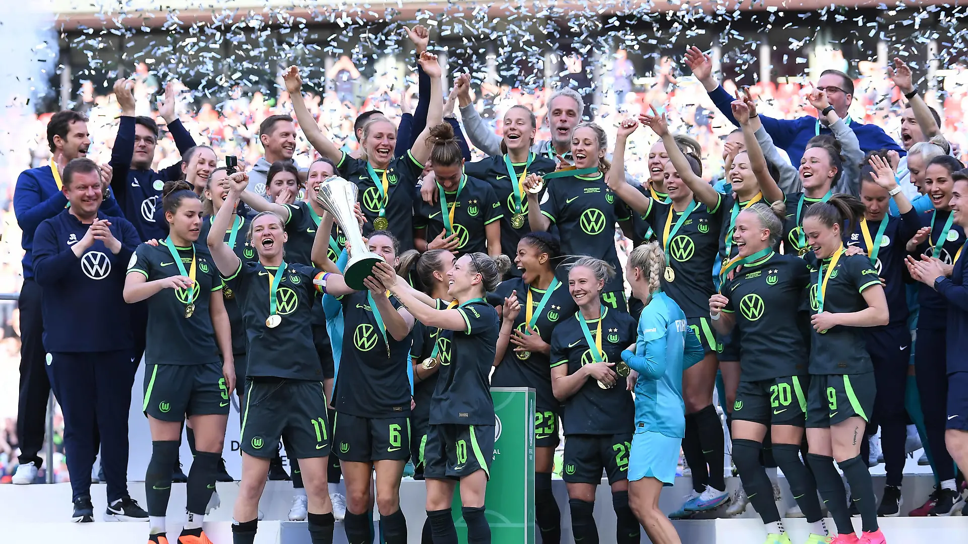 Fußball DFB-Pokal Finale der Frauen VfL Wolfsburg - SC Freiburg am 18.05.2023 im RheinEnergieStadion in Köln Siegerehrung / Pokalübergabe Wolsburg Alexandra Popp  Wolfsburg  DFB regulations prohibit any use of photographs as image sequences and/or quasi-video. *** Soccer DFB Cup Womens Final VfL Wolfsburg SC Freiburg on 18 05 2023 at RheinEnergieStadion in Cologne Award ceremony Cup presentation Wolsburg Alexandra Popp Wolfsburg DFB regulations prohibit any use of photographs as image sequences and or quasi video xHDx