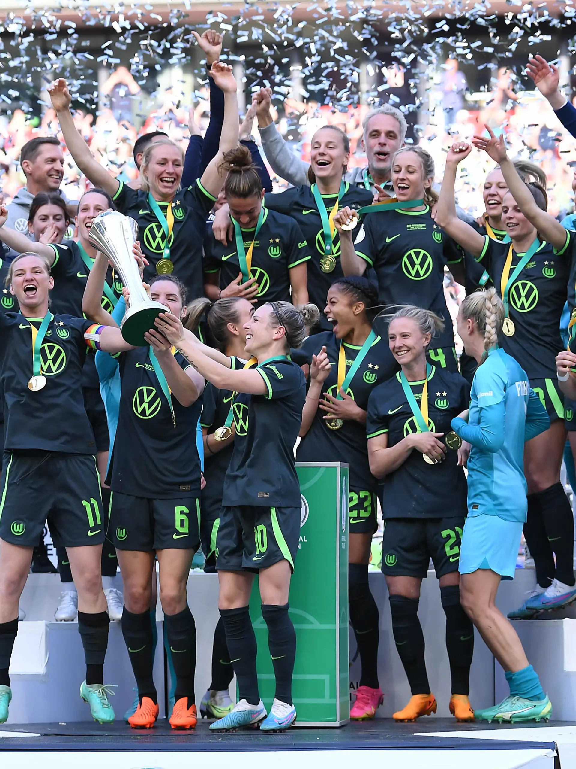 Fußball DFB-Pokal Finale der Frauen VfL Wolfsburg - SC Freiburg am 18.05.2023 im RheinEnergieStadion in Köln Siegerehrung / Pokalübergabe Wolsburg Alexandra Popp  Wolfsburg  DFB regulations prohibit any use of photographs as image sequences and/or quasi-video. *** Soccer DFB Cup Womens Final VfL Wolfsburg SC Freiburg on 18 05 2023 at RheinEnergieStadion in Cologne Award ceremony Cup presentation Wolsburg Alexandra Popp Wolfsburg DFB regulations prohibit any use of photographs as image sequences and or quasi video xHDx