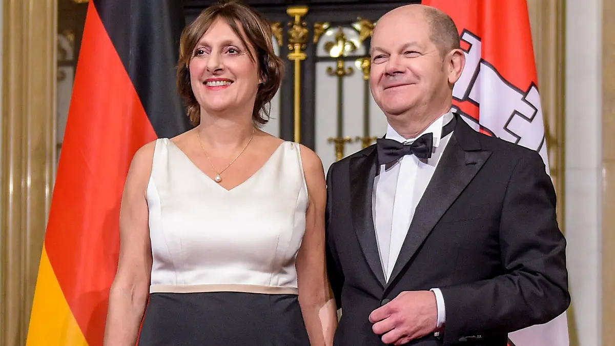 ARCHIV - 02.03.2018, Hamburg: Hamburgs Bürgermeister Olaf Scholz (SPD) und seine Frau Britta Ernst warten im Hamburger Rathaus, vor dem Beginn des Matthiae Mahl, auf die Ehrengäste. (zu dpa «Stichwort Privates - Wer kommt nach Merkels Mann?») Foto: Axel Heimken/dpa +++ dpa-Bildfunk +++