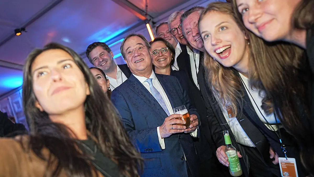 29.08.2021, Berlin: Kanzlerkandidat Armin Laschet (M, CDU) steht nach der TV Diskussion zwischen Anhängern und Parteifreunden im VIP Zelt. Die Kanzlerkandidaten von Bündnis 90/Grüne, CDU und SPD, - Baerbock, Laschet, Scholz trafen in einer ersten TV Diskussion bei RTL und ntv aufeinander. Foto: Michael Kappeler/dpa Pool/dpa +++ dpa-Bildfunk +++
