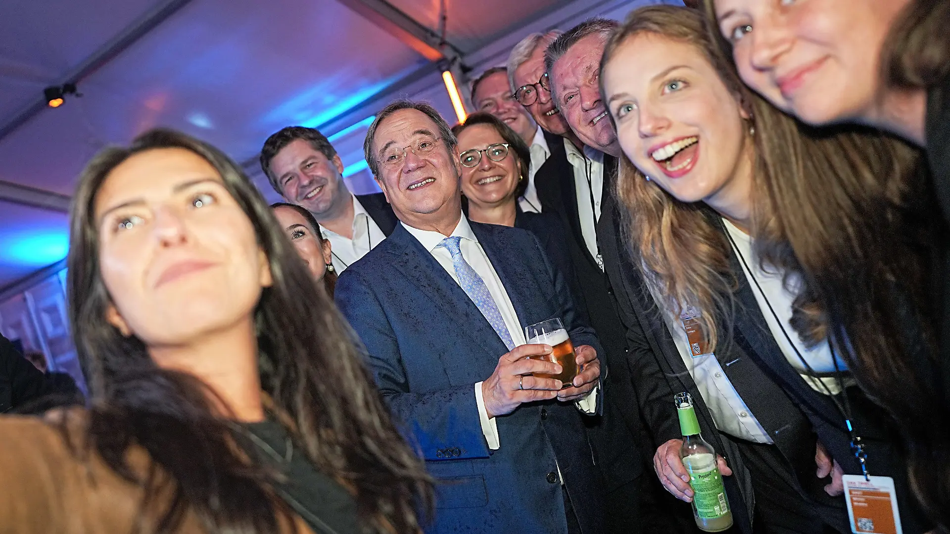 29.08.2021, Berlin: Kanzlerkandidat Armin Laschet (M, CDU) steht nach der TV Diskussion zwischen Anhängern und Parteifreunden im VIP Zelt. Die Kanzlerkandidaten von Bündnis 90/Grüne, CDU und SPD, - Baerbock, Laschet, Scholz trafen in einer ersten TV Diskussion bei RTL und ntv aufeinander. Foto: Michael Kappeler/dpa Pool/dpa +++ dpa-Bildfunk +++