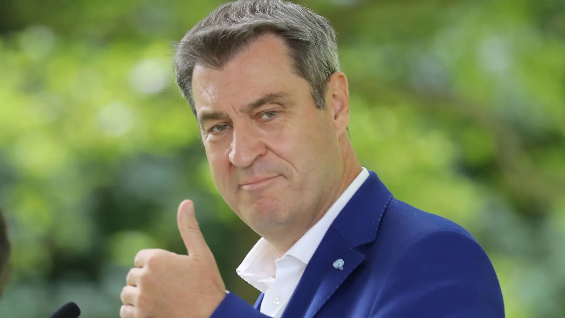 Ministerpräsident Dr. Markus Söder, Wirtschaftsminister Hubert Aiwanger und der Leiter der Bayerischen Staatskanzlei, Staatsminister Dr. Florian Herrmann geben eine Pressekonferenz im Hofgarten Der bayrische Ministerpräsident Dr. Markus Söder gibt eine Pressekonferenz im Hofgarten in München - Daumen nach oben, München Bayern im Hofgarten hinter der Staatskanzlei *** Minister President Dr Markus Söder, Minister of Economic Affairs Hubert Aiwanger and the Head of the Bavarian State Chancellery, Minister of State Dr Florian Herrmann give a press conference in the Hofgarten The Bavarian Minister President Dr Markus Söder gives a press conference in the Hofgarten in Munich Thumbs up, Munich Bavaria in the Hofgarten behind the State Chancellery