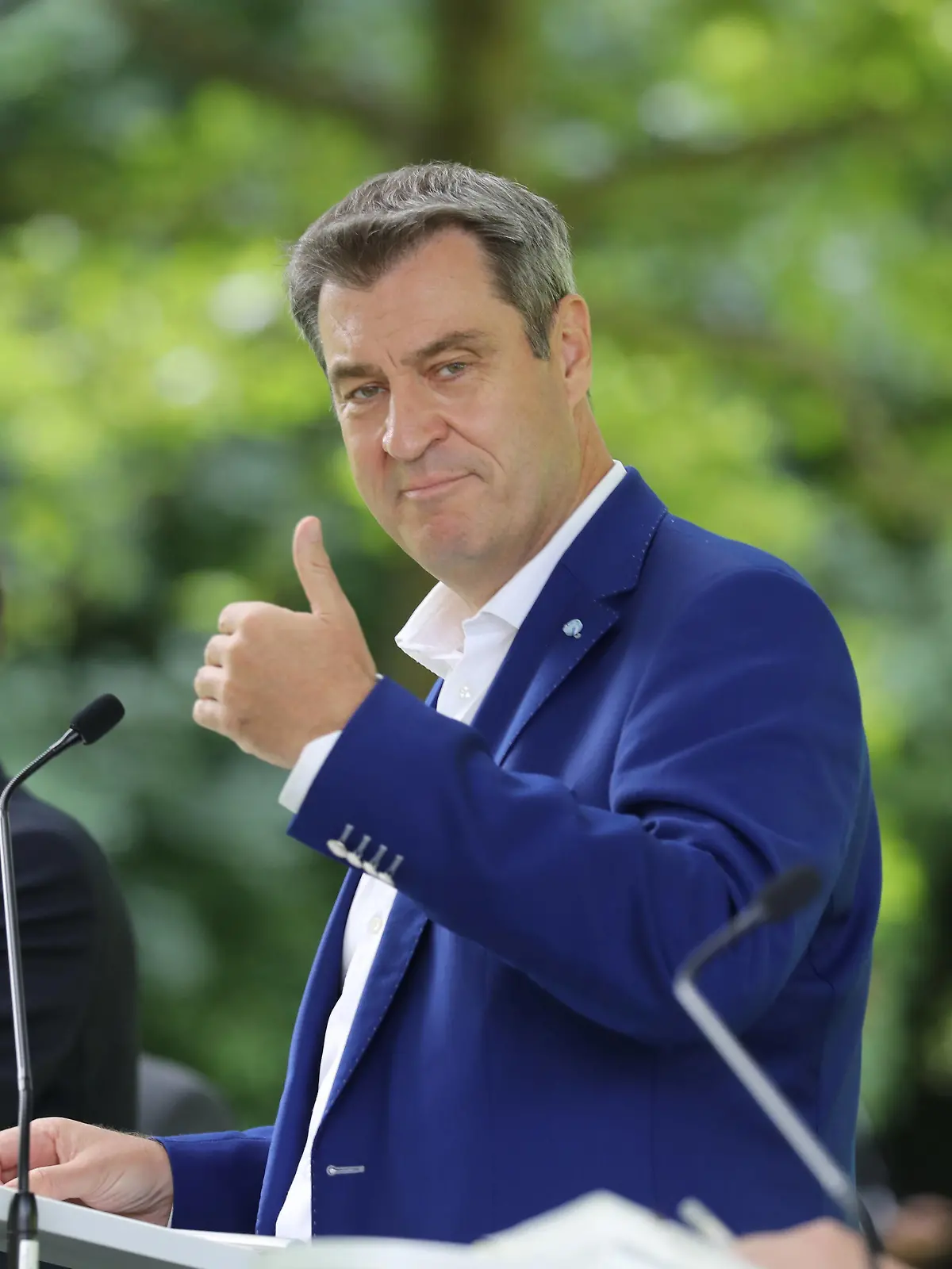  Ministerpräsident Dr. Markus Söder, Wirtschaftsminister Hubert Aiwanger und der Leiter der Bayerischen Staatskanzlei, Staatsminister Dr. Florian Herrmann geben eine Pressekonferenz im Hofgarten Der bayrische Ministerpräsident Dr. Markus Söder gibt eine Pressekonferenz im Hofgarten in München - Daumen nach oben, München Bayern im Hofgarten hinter der Staatskanzlei *** Minister President Dr Markus Söder, Minister of Economic Affairs Hubert Aiwanger and the Head of the Bavarian State Chancellery, Minister of State Dr Florian Herrmann give a press conference in the Hofgarten The Bavarian Minister President Dr Markus Söder gives a press conference in the Hofgarten in Munich Thumbs up, Munich Bavaria in the Hofgarten behind the State Chancellery