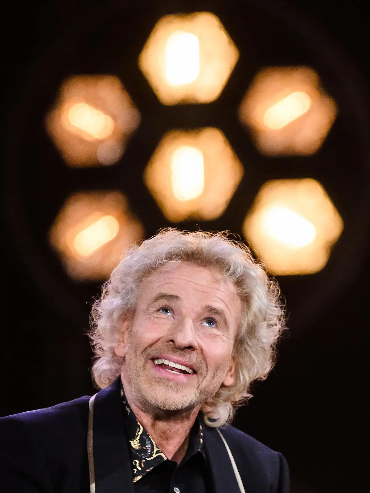 ARCHIV - 12.04.2019, Baden-Württemberg, Offenburg: Showmaster Thomas Gottschalk steht während der Aufzeichnung «50 Jahre ZDF Hitparade» in der Baden Arena auf der Bühne. Im November 2021 soll eine Sonderausgabe von «Wetten, dass...?» im ZDF ausgestrahlt werden. (zu dpa ««Wetten, dass...?» kehrt mit Gottschalk am 6. November zurück») Foto: Silas Stein/dpa +++ dpa-Bildfunk +++