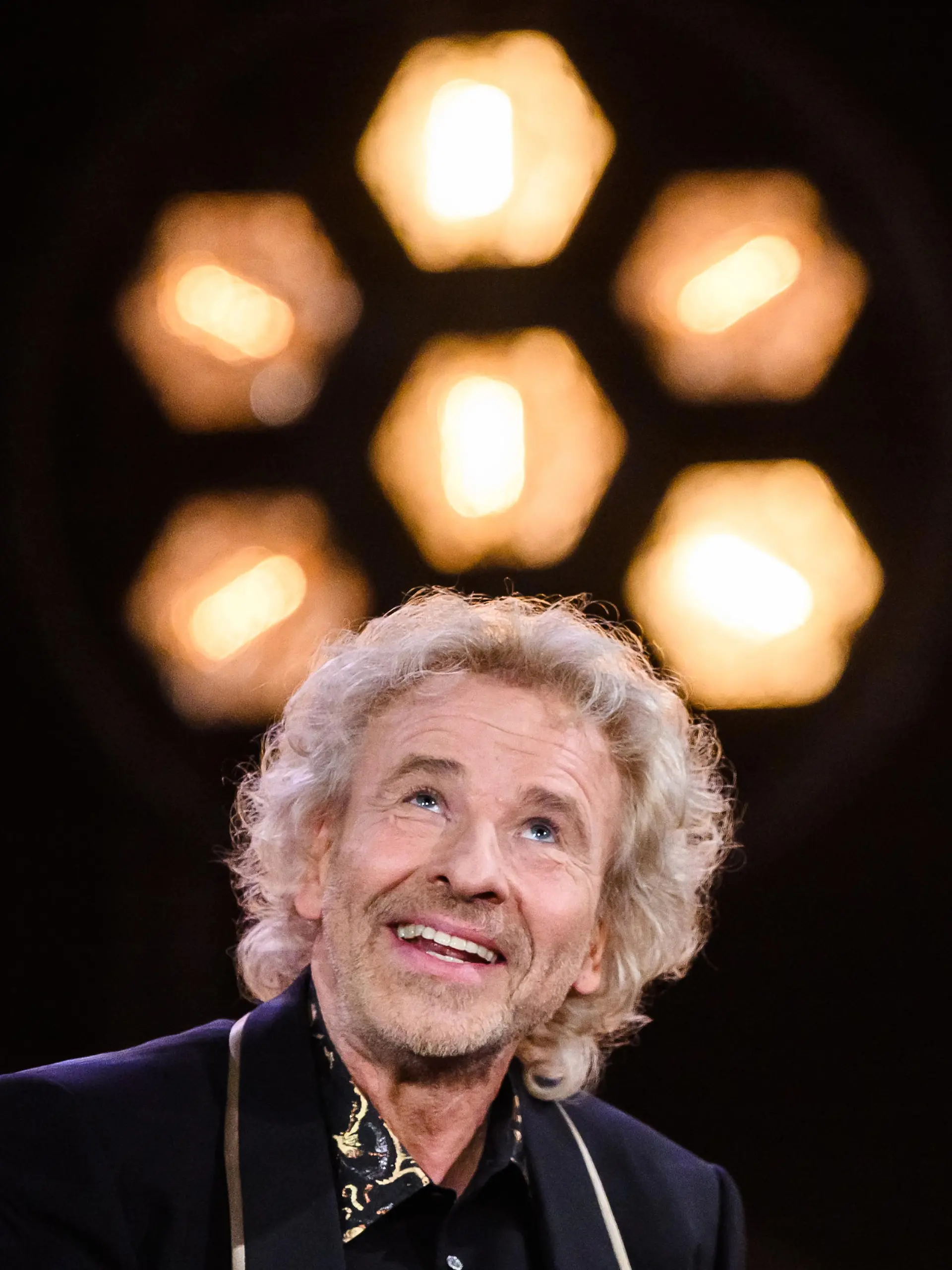 ARCHIV - 12.04.2019, Baden-Württemberg, Offenburg: Showmaster Thomas Gottschalk steht während der Aufzeichnung «50 Jahre ZDF Hitparade» in der Baden Arena auf der Bühne. Im November 2021 soll eine Sonderausgabe von «Wetten, dass...?» im ZDF ausgestrahlt werden. (zu dpa ««Wetten, dass...?» kehrt mit Gottschalk am 6. November zurück») Foto: Silas Stein/dpa +++ dpa-Bildfunk +++