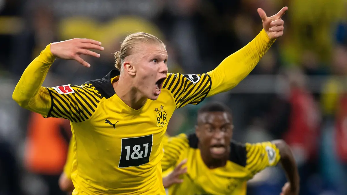 Fußball: Bundesliga, Borussia Dortmund - TSG 1899 Hoffenheim, 3. Spieltag, Signal Iduna Park. Dortmunds Torschütze Erling Haaland jubelt nach dem Treffer zum 3:2.