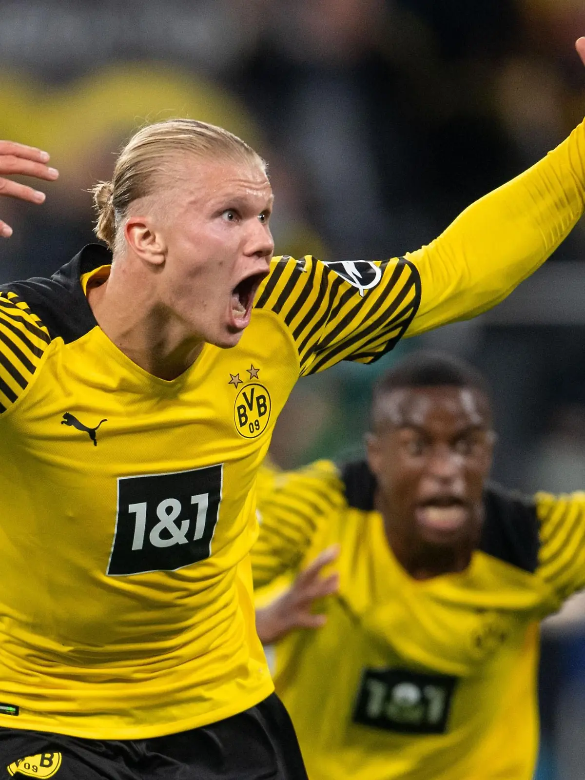 Fußball: Bundesliga, Borussia Dortmund - TSG 1899 Hoffenheim, 3. Spieltag, Signal Iduna Park. Dortmunds Torschütze Erling Haaland jubelt nach dem Treffer zum 3:2.