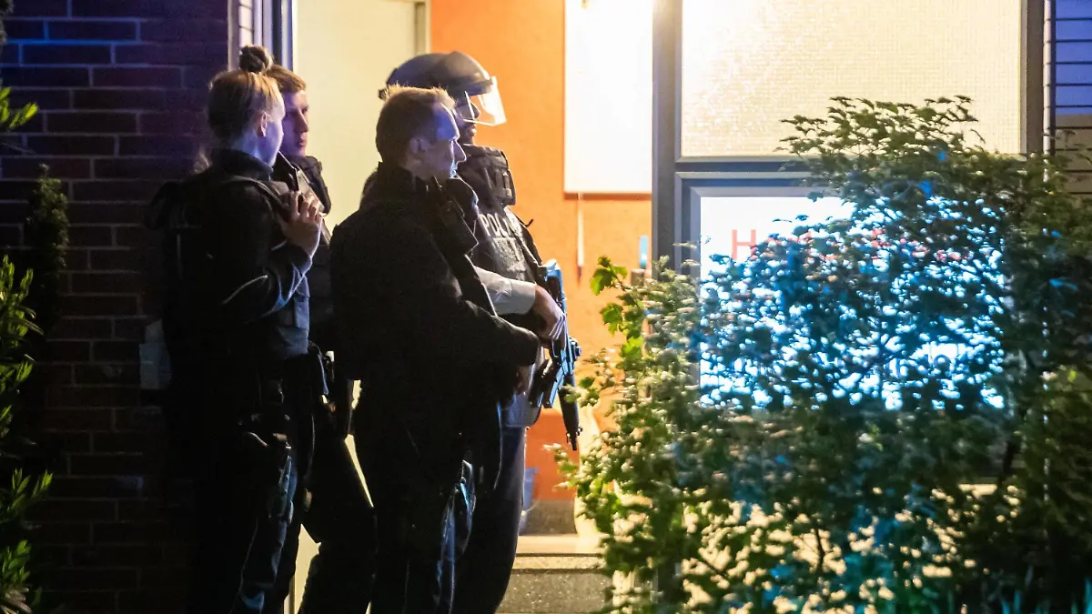 17.05.2023, Nordrhein-Westfalen, Herten: Bewaffnete Polizisten stehen an einer Haustür. Eine Mutter und ihre beiden fünf und acht Jahre alten Kinder sind tot in ihrer Wohnung im nordrhein-westfälischen Herten gefunden worden. Der 35 Jahre alte Lebensgefährte und Vater sei einige Zeit später in Marl festgenommen worden, teilten Polizei und Staatsanwaltschaft am Mittwoch mit. Foto: Marc Gruber/7aktuell.de/dpa +++ dpa-Bildfunk +++