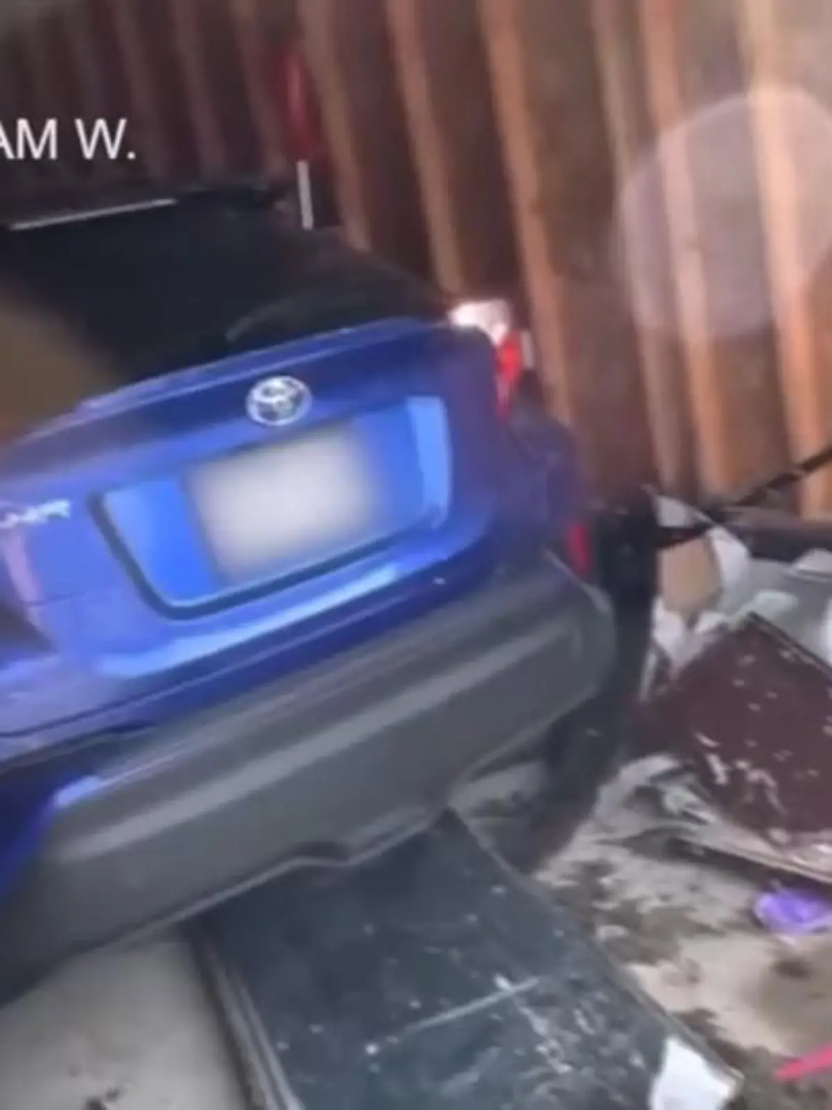 Bild zu: "Frau rast in Garage und legt Feuer"