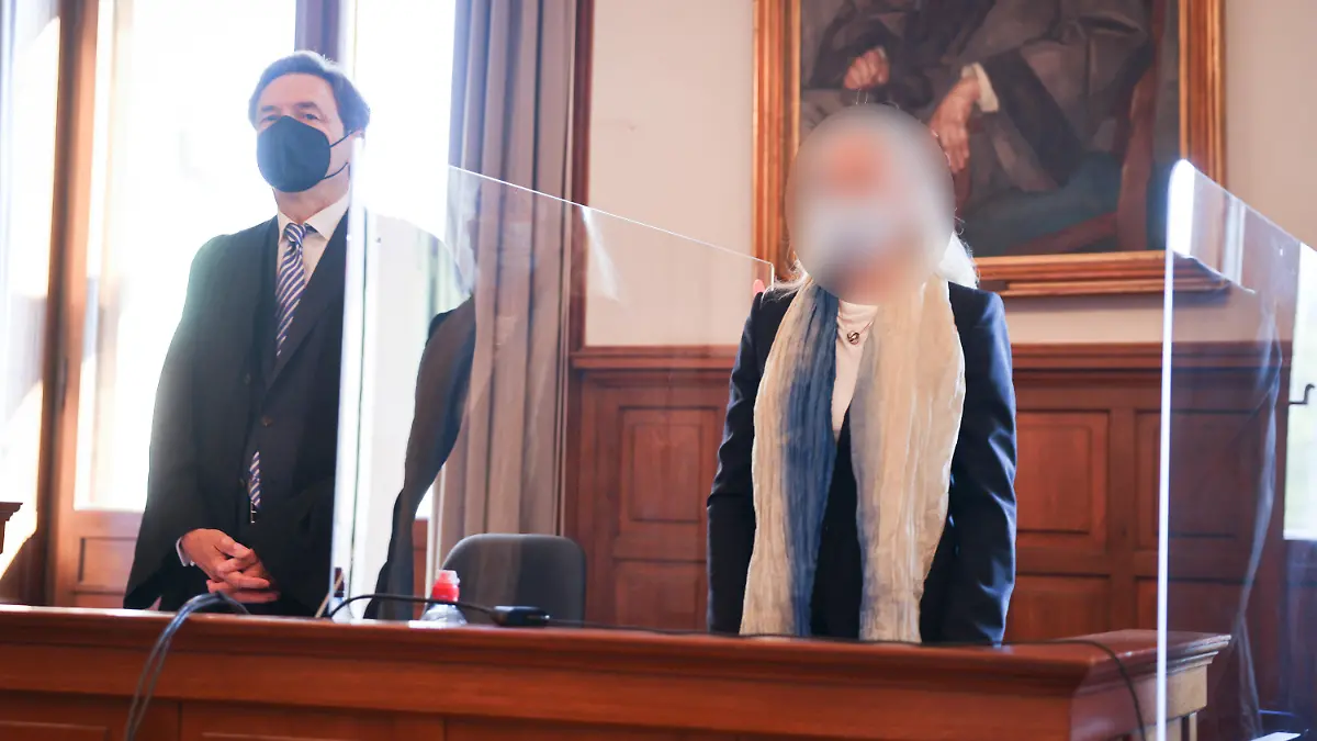 06.08.2021, Hamburg: Die Angeklagte, eine Dezernatsleiterin des Bezirksamts Nord in Hamburg (r), und ihr Anwalt Michael Nicolaus stehen zu Beginn des Prozesstages im Gerichtssaal im Ziviljustizgebäude. Fast vier Jahre nach dem Konzert der Rolling Stones im Hamburger Stadtpark und der damit zusammenhängenden Freikarten-Affäre begann das zweite Gerichtsverfahren. Foto: Christian Charisius/dpa/Pool/dpa - ACHTUNG: Angeklagte wurde aus rechtlichen Gründen gepixelt +++ dpa-Bildfunk +++