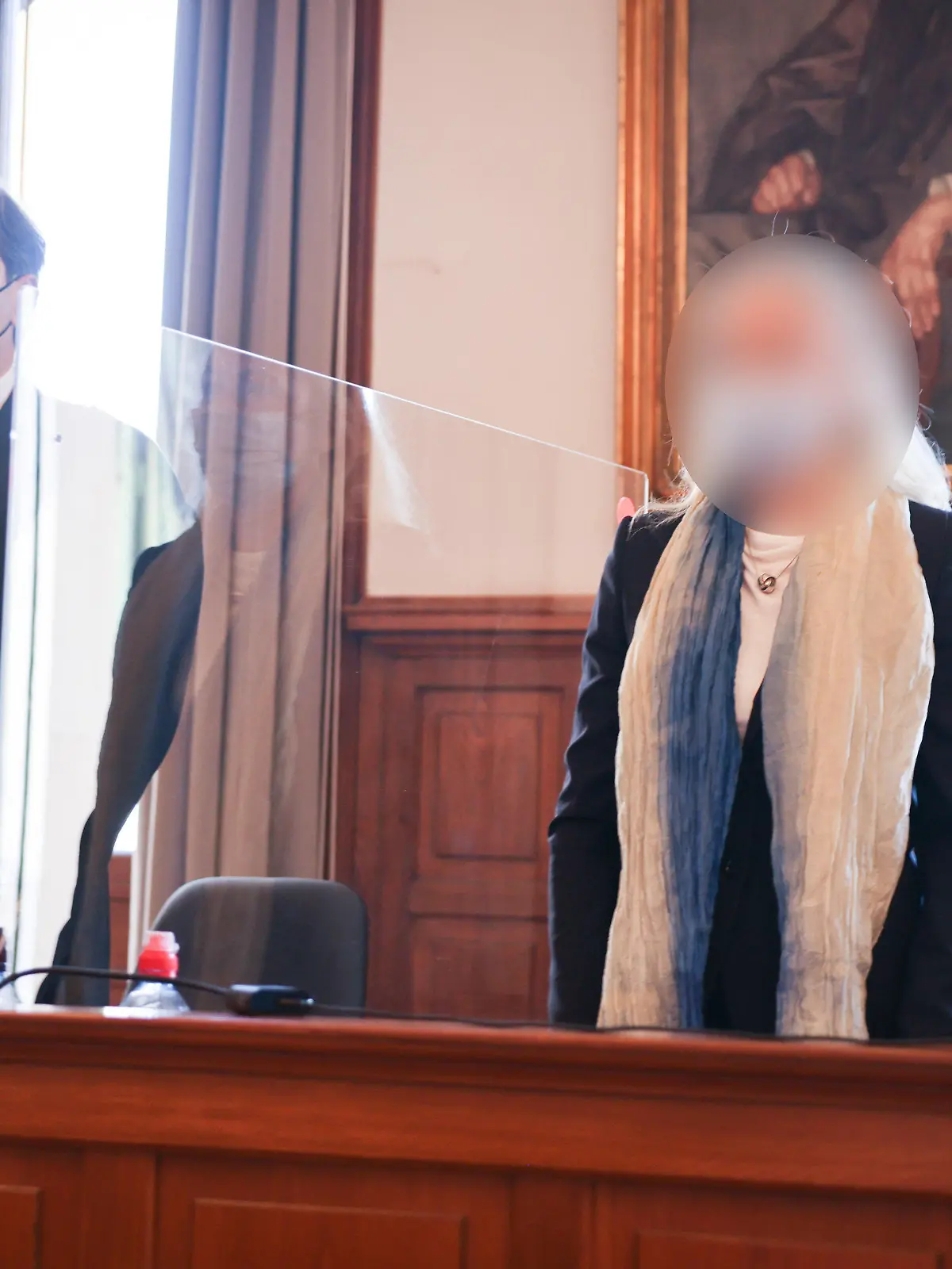 06.08.2021, Hamburg: Die Angeklagte, eine Dezernatsleiterin des Bezirksamts Nord in Hamburg (r), und ihr Anwalt Michael Nicolaus stehen zu Beginn des Prozesstages im Gerichtssaal im Ziviljustizgebäude. Fast vier Jahre nach dem Konzert der Rolling Stones im Hamburger Stadtpark und der damit zusammenhängenden Freikarten-Affäre begann das zweite Gerichtsverfahren. Foto: Christian Charisius/dpa/Pool/dpa - ACHTUNG: Angeklagte wurde aus rechtlichen Gründen gepixelt +++ dpa-Bildfunk +++