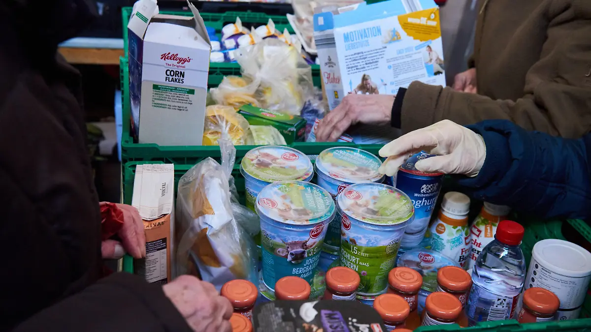 14.02.2018, Berlin: Lebensmittel werden bei der Essensausgabe bei «Laib und Seele» gereicht. Die Berliner Tafel feiert ihren 25. Geburtstag. (zu dpa-KORR «25 Jahre Tafeln: Der Kampf um Lebensmittel wird härter» vom 20.02.2018) Foto: Annette Riedl/dpa +++ dpa-Bildfunk +++