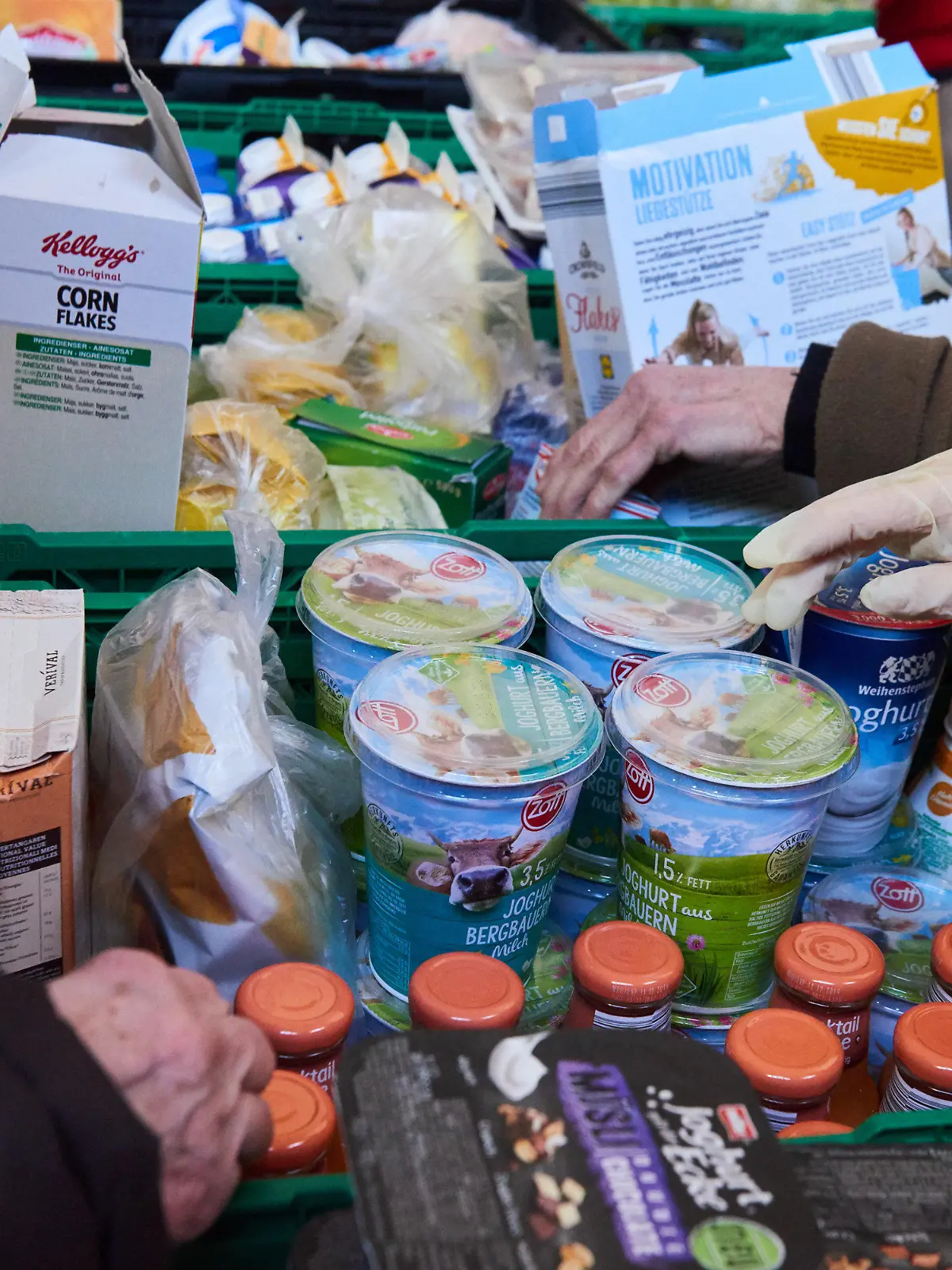 14.02.2018, Berlin: Lebensmittel werden bei der Essensausgabe bei «Laib und Seele» gereicht. Die Berliner Tafel feiert ihren 25. Geburtstag. (zu dpa-KORR «25 Jahre Tafeln: Der Kampf um Lebensmittel wird härter» vom 20.02.2018) Foto: Annette Riedl/dpa +++ dpa-Bildfunk +++