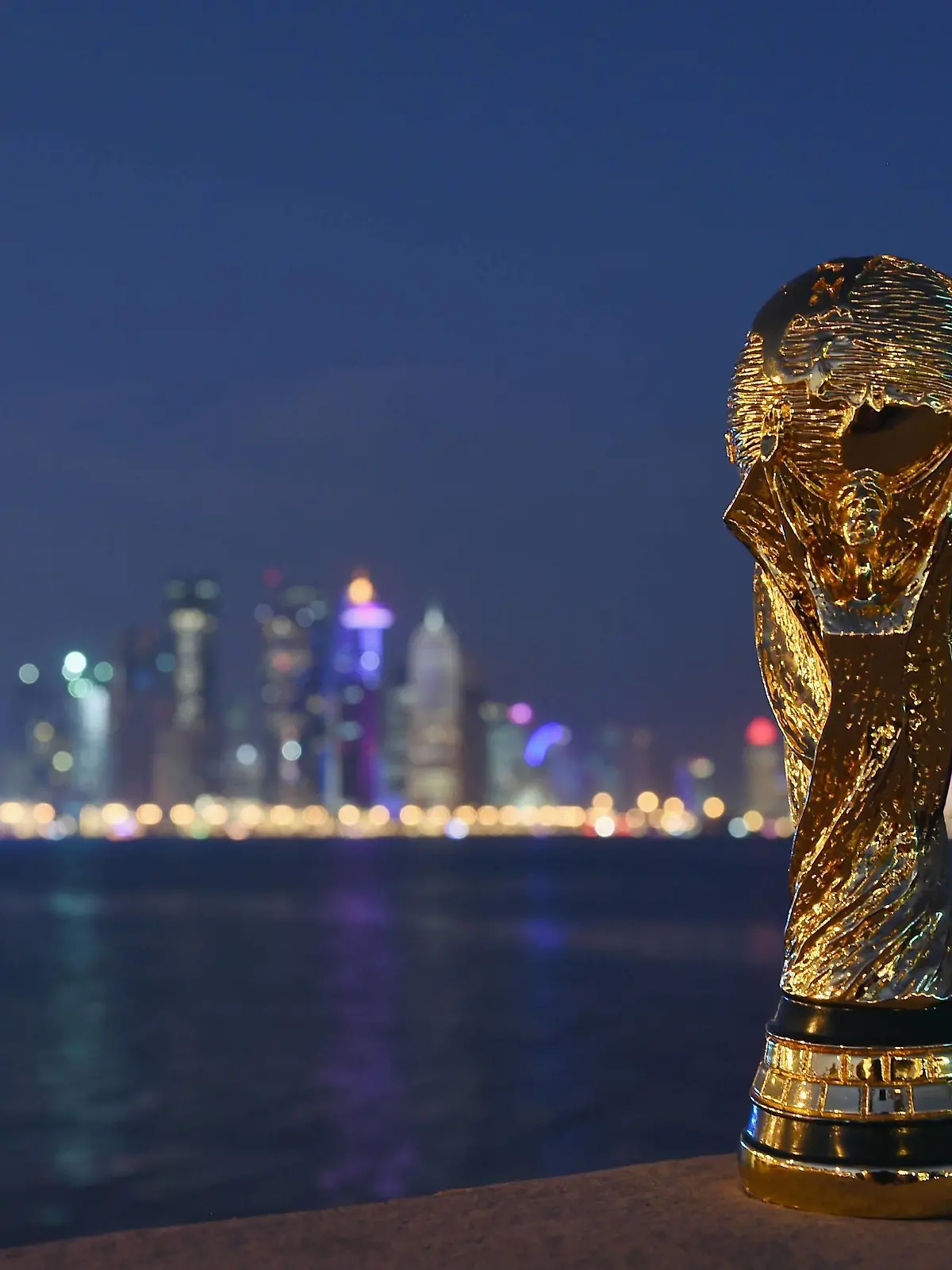 Fussball International FIFA WM 2022 in Katar 21.12.2014 Ein Replika des FIFA WM Pokal vor der Skyline von Doha PUBLICATIONxNOTxINxAUTxSUIxITA  