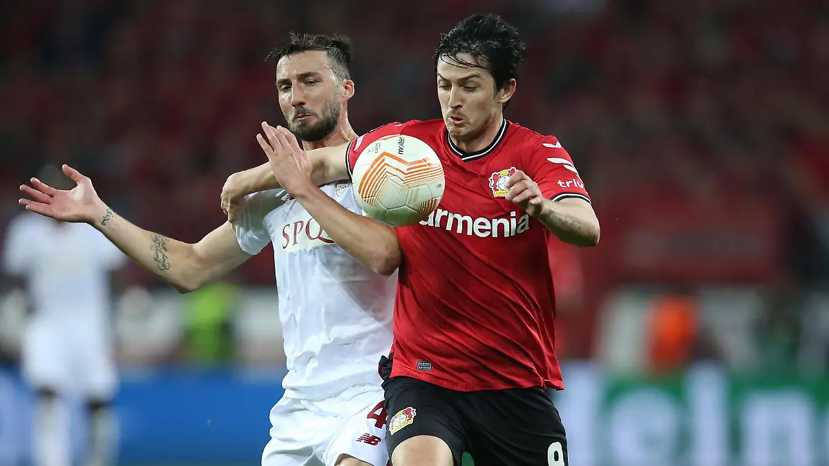 Bayer 04 Leverkusen v AS Roma, UEFA Europa League, Semi finals, 2nd leg, Bay Arena, Cologne, Germany, 18th May 2023 Sardar Azmoun of Bayer Leverkusen battles Bryan Cristante of Roma. - Bayer 04 Leverkusen v AS Roma, UEFA Europa League, Semi finals, 2nd leg, Bay Arena, Cologne, Germany. - 18th May 2023. Cologne Bay Arena Germnay Copyright: xDanxWeirx CP_Bayer_Leverkusen_AS_Roma_36