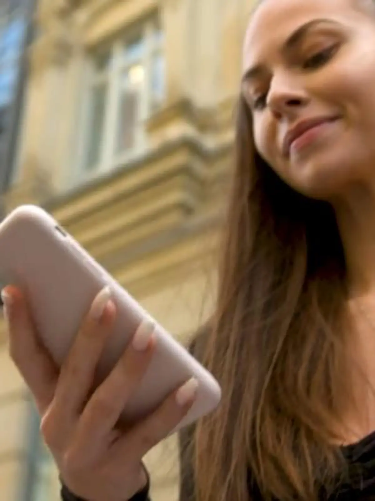 Heutzutage ohne Handy das Haus verlassen? Unvorstellbar! Hier mal eine WhatsApp-Nachricht beantworten, da mal ein Video geguckt und zwischendurch auf Instagram die neuesten Pics abchecken, während man über Spotify den Lieblingshits lauscht. Kein Wunder, dass dabei einiges an Datenvolumen draufgeht.