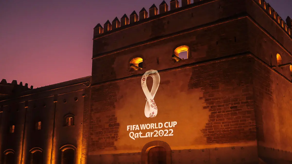 03.09.2019, Marokko, Rabat: An die Mauern der Kasbah von Oudayas wird das Logo der Fußball-Weltmeisterschaft in Katar 2022 projeziert. Gut drei Jahre vor dem Eröffnungsspiel hat die FIFA zuvor in Doha das Logo vorgestellt. Es zeigt eine stilisierte weit geschwungen Acht - symbolisch für die acht WM-Stadien während der Endrunde. Zugleich sei es den wellenförmigen Dünen in dem Wüsten-Emirat am Golf nachempfunden. Ein weiteres Merkmal sind die Stickereien, wie sie für Schals in der arabischen Welt typisch sind. Foto: Mosa'ab Elshamy/AP/dpa +++ dpa-Bildfunk +++