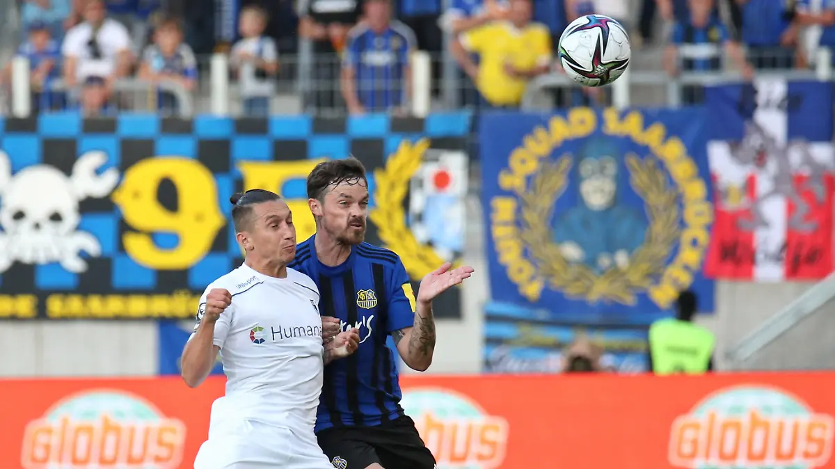25.08.2021, xklex, Fussball 3.Liga, 1.FC Saarbruecken - 1.FC Magdeburg emspor, v.l. Baris Atik 1.FC Magdeburg Dennis Erdmann 1.FC Saarbruecken DFL/DFB REGULATIONS PROHIBIT ANY USE OF PHOTOGRAPHS as IMAGE SEQUENCES and/or QUASI-VIDEO Saarbruecken *** 25 08 2021, xklex, Football 3 Liga, 1 FC Saarbruecken 1 FC Magdeburg emspor, v l Baris Atik 1 FC Magdeburg Dennis Erdmann 1 FC Saarbruecken DFL DFB REGULATIONS PROHIBIT ANY USE OF PHOTOGRAPHS as IMAGE SEQUENCES and or QUASI VIDEO Saarbruecken