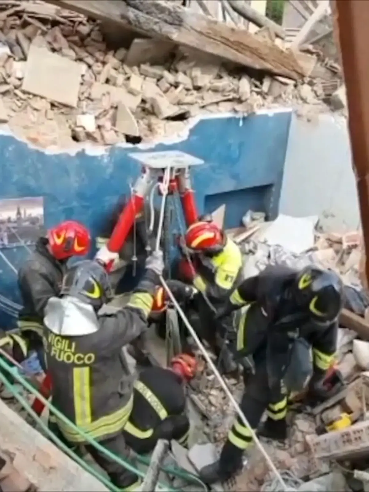 Die italienische Feuerwehr befreit Hund Ettore aus den Trümmern eines eingestürzten Wohnhauses in Turin. Der Vierbeiner war mehr als 30 Stunden gefangen.