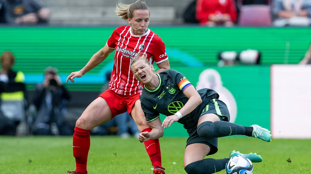 18.05.2023, Nordrhein-Westfalen, Köln: Fußball, Frauen, DFB-Pokal, VfL Wolfsburg - SC Freiburg, Finale, RheinEnergieStadion: Freiburgs Lisa Karl (l) und Wolfsburgs Alexandra Popp kämpfen um den Ball. Foto: David Inderlied/dpa - WICHTIGER HINWEIS: Gemäß den Vorgaben der DFL Deutsche Fußball Liga bzw. des DFB Deutscher Fußball-Bund ist es untersagt, in dem Stadion und/oder vom Spiel angefertigte Fotoaufnahmen in Form von Sequenzbildern und/oder videoähnlichen Fotostrecken zu verwerten bzw. verwerten zu lassen. +++ dpa-Bildfunk +++