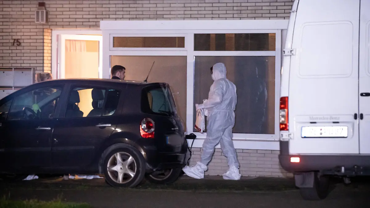 17.05.2023, Nordrhein-Westfalen, Herten: Ein Mitarbeiter der Spurensicherung geht zum Tatort. Eine Mutter und ihre beiden fünf und acht Jahre alten Kinder sind tot in ihrer Wohnung im nordrhein-westfälischen Herten gefunden worden. Der 35 Jahre alte Lebensgefährte und Vater sei einige Zeit später in Marl festgenommen worden, teilten Polizei und Staatsanwaltschaft am Mittwoch mit. Foto: Marc Gruber/7aktuell.de/dpa +++ dpa-Bildfunk +++