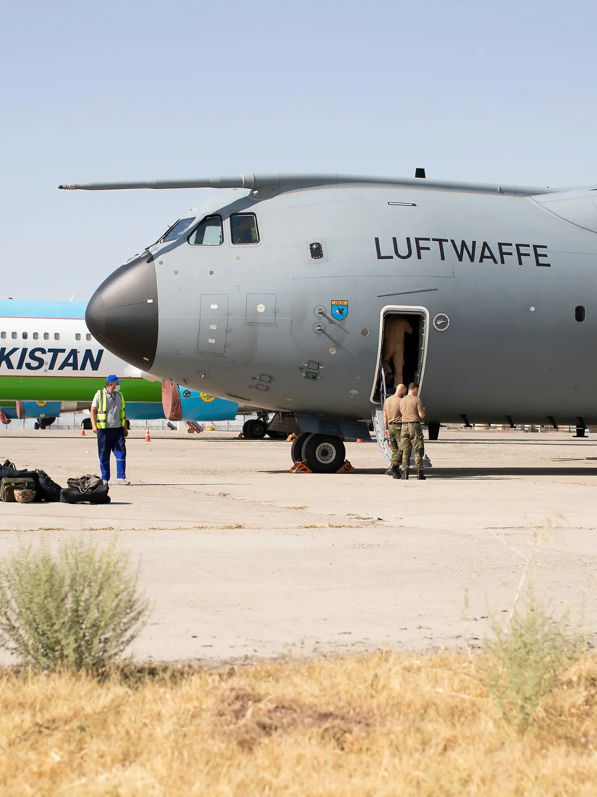 HANDOUT - 18.08.2021, Usbekistan, Taschkent: Am Airport Taschkent warten mehrere Crews zum Durchtauschen des Flugpersonals auf den deutschen Airbus A400M.Nach der Machtübernahme der Taliban in Afghanistan hat die Bundeswehr unter schwierigsten Bedingungen eine Luftbrücke zur Evakuierung von Deutschen und Afghanen eingerichtet. Foto: Marc Tessensohn/Bundeswehr/dpa - ACHTUNG: Nur zur redaktionellen Verwendung und nur mit vollständiger Nennung des vorstehenden Credits +++ dpa-Bildfunk +++