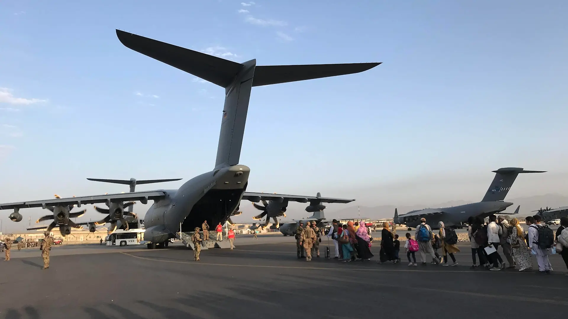 210825 -- KABUL, Aug. 25, 2021 -- People queue up to board a military aircraft of Germany and leave Kabul at Kabul airport, Afghanistan, Aug. 24, 2021. AFGHANISTAN-KABUL-AIRPORT-EVACUATION xinhua PUBLICATIONxNOTxINxCHN