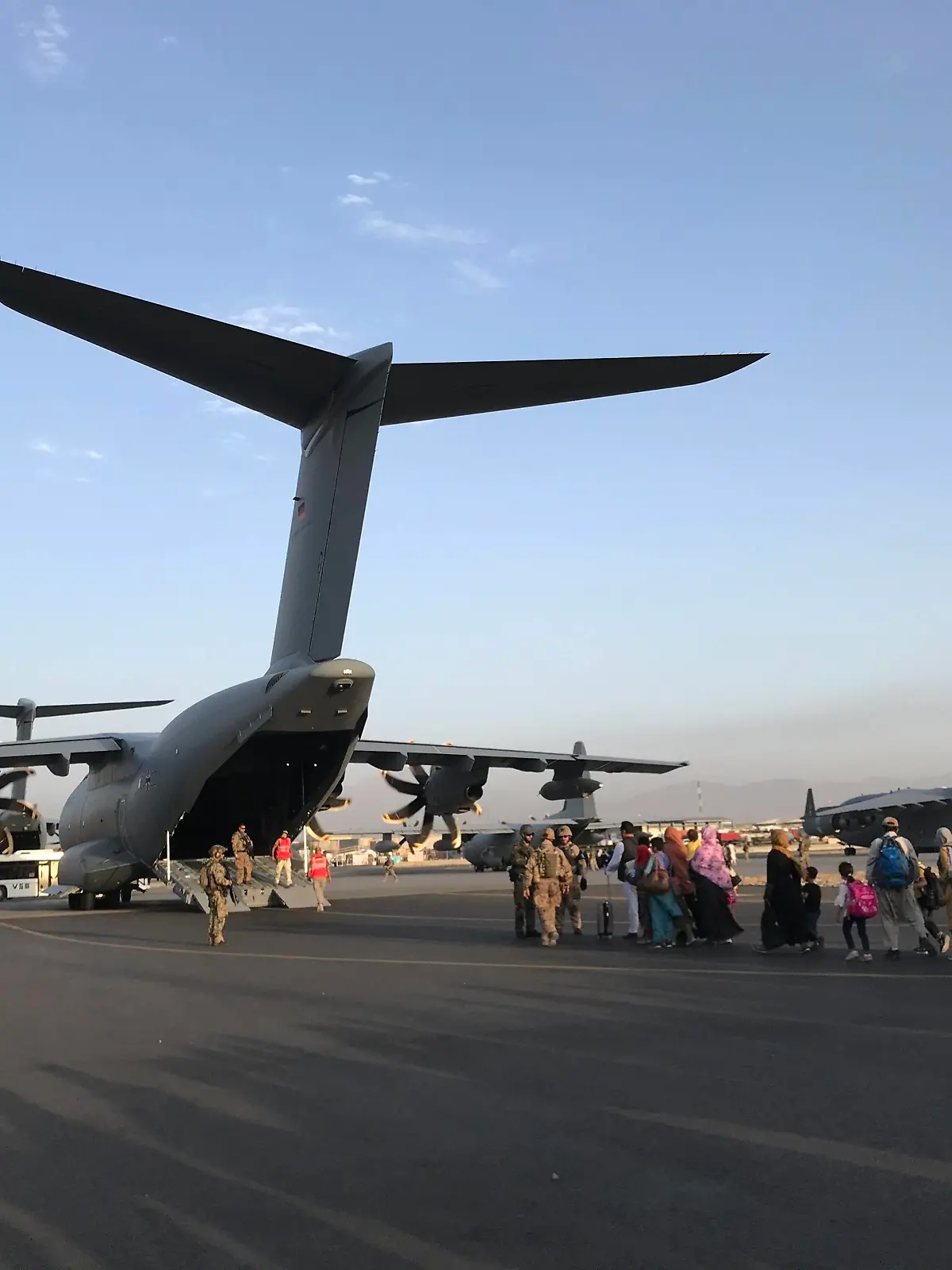  210825 -- KABUL, Aug. 25, 2021  -- People queue up to board a military aircraft of Germany and leave Kabul at Kabul airport, Afghanistan, Aug. 24, 2021.  AFGHANISTAN-KABUL-AIRPORT-EVACUATION xinhua PUBLICATIONxNOTxINxCHN