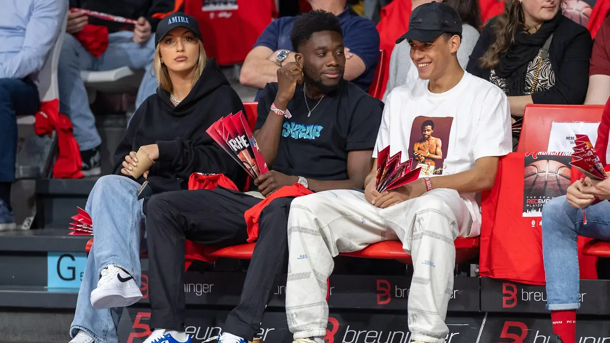 Alphonso Davies FC Bayern Muenchen, Jamal Musiala FC Bayern Muenchen, FC Bayern Basketball vs. BG Goettingen, BBL-Playoffs, Viertelfinale, 16.05.2023 Muenchen Bayern Deutschland *** Alphonso Davies FC Bayern Muenchen , Jamal Musiala FC Bayern Muenchen , FC Bayern Basketball vs BG Goettingen, BBL Playoffs, Quarterfinals, 16 05 2023 Muenchen Bayern Germany Copyright: xkolbert-press/UlrichxGamelx