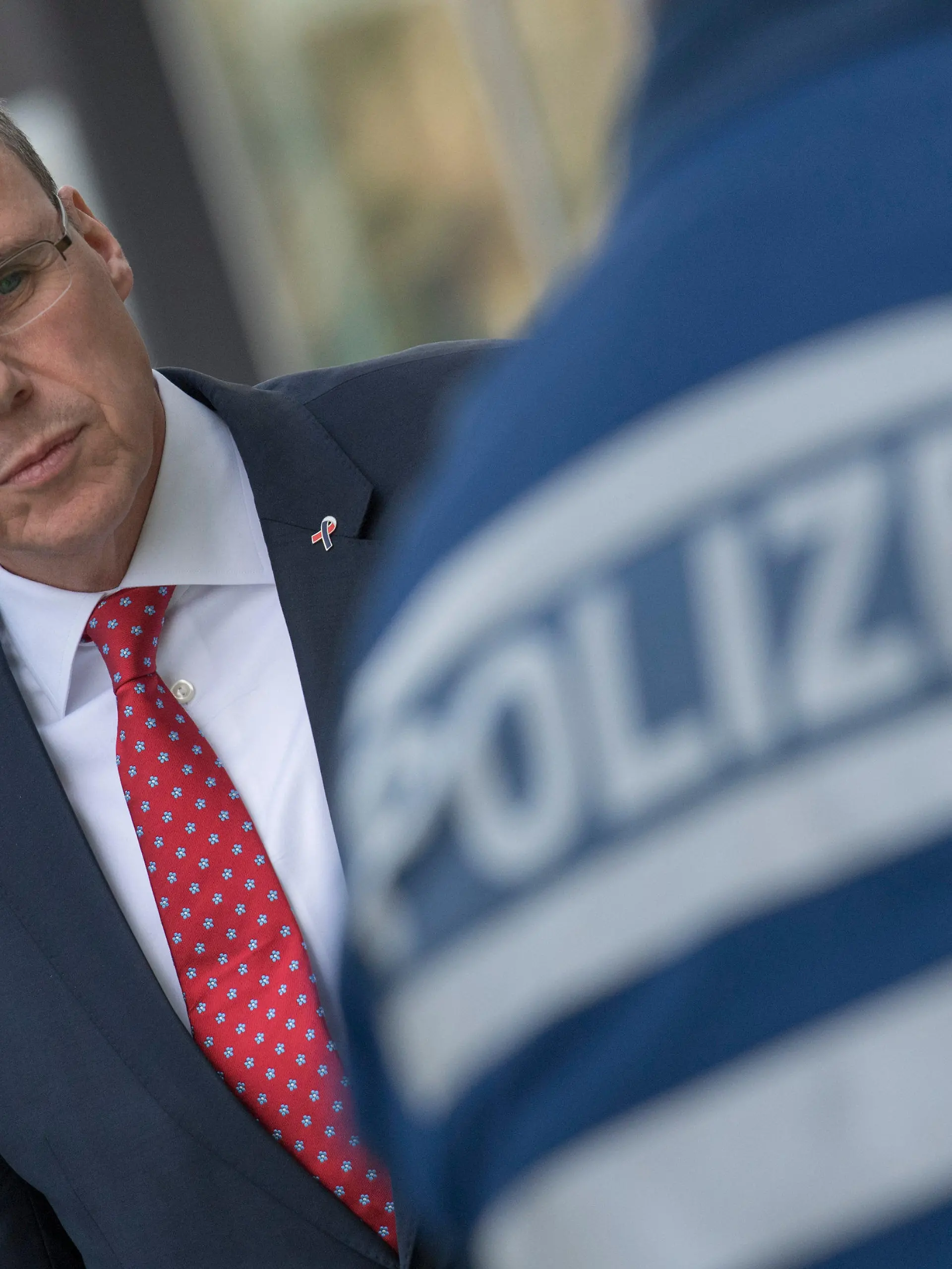 ARCHIV - 20.03.2019, Hessen, Wiesbaden: Peter Beuth (CDU), Innenminister in Hessen, nimmt anlässlich der Vorstellung der Unfallstatistik für das Jahr 2018 die technische Ausstattung eines Polizisten in Augenschein. (zu dpa «Beuth: Halten Druck auf Rechtsextremisten auch in Corona-Zeit hoch») Foto: Boris Roessler/dpa +++ dpa-Bildfunk +++