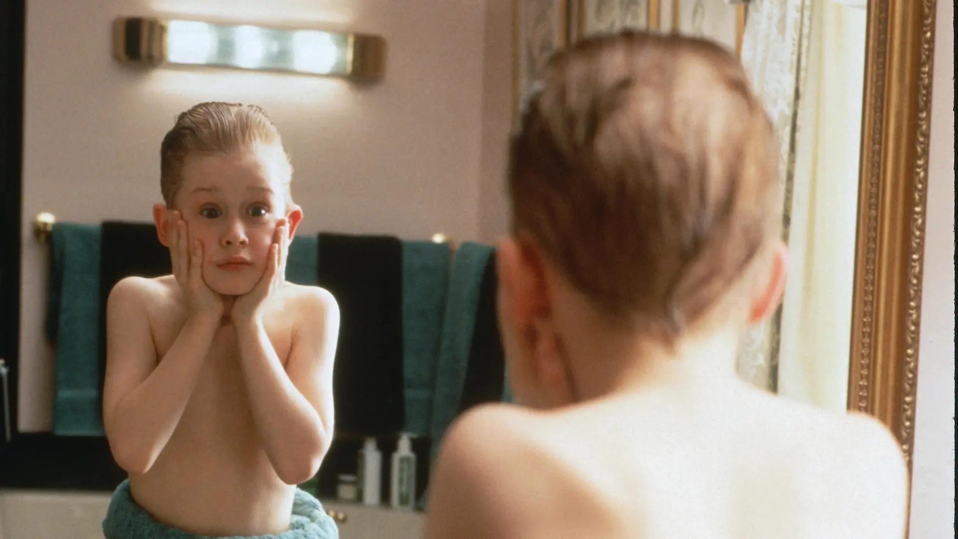 Allein zu Hause, genießt Kevin (Macaulay Culkin) seine unverhoffte Freiheit, stellt die Wohnung auf den Kopf und probiert das After Shave seines Papas.