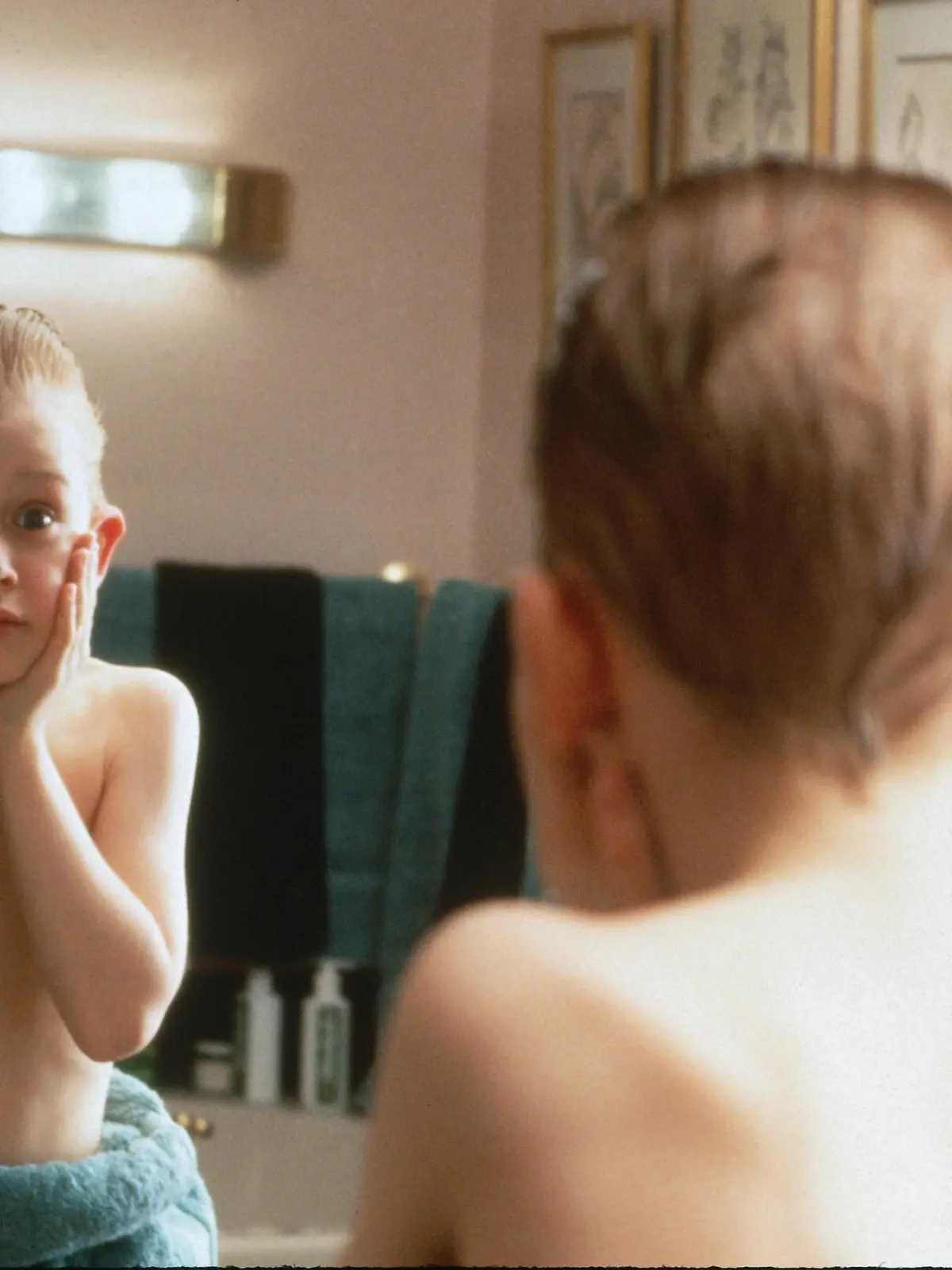Allein zu Hause, genießt Kevin (Macaulay Culkin) seine unverhoffte Freiheit, stellt die Wohnung auf den Kopf und probiert das After Shave seines Papas.