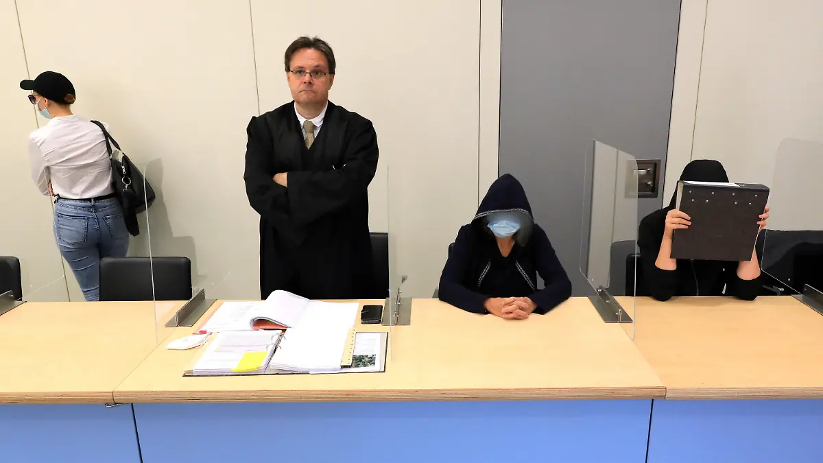 19.08.2021, Sachsen-Anhalt, Magdeburg: Die drei angeklagten Frauen im Saal 1 im Amtsgericht zusammen mit einem Anwalt. Heute ist der Beginn vom Prozess gegen drei Erzieherinnen aus Magdeburg wegen fahrlässiger Tötung. Ein zweijähriger Junge war Anfang Oktober mit seiner Kita-Gruppe unterwegs gewesen und plötzlich verschwunden. Bei einer großangelegten Suche wurde das Kind leblos im Wasser des Neustädter Sees entdeckt. Trotz sofort begonnener Reanimationsmaßnahmen konnte nur noch der Tod festgestellt werden. Foto: Peter Gercke/dpa-Zentralbild/dpa +++ dpa-Bildfunk +++