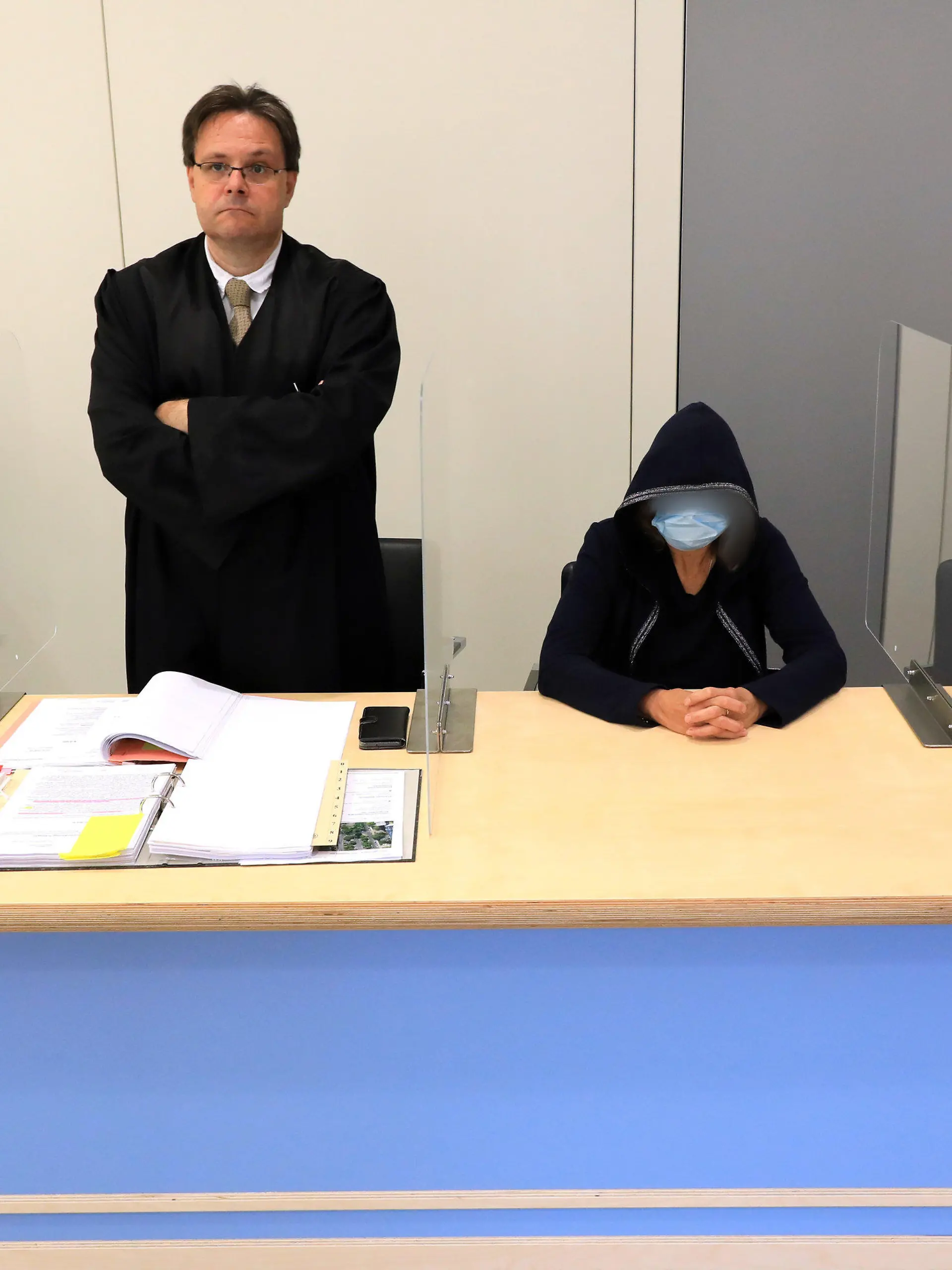 19.08.2021, Sachsen-Anhalt, Magdeburg: Die drei angeklagten Frauen im Saal 1 im Amtsgericht zusammen mit einem Anwalt. Heute ist der Beginn vom Prozess gegen drei Erzieherinnen aus Magdeburg wegen fahrlässiger Tötung. Ein zweijähriger Junge war Anfang Oktober mit seiner Kita-Gruppe unterwegs gewesen und plötzlich verschwunden. Bei einer großangelegten Suche wurde das Kind leblos im Wasser des Neustädter Sees entdeckt. Trotz sofort begonnener Reanimationsmaßnahmen konnte nur noch der Tod festgestellt werden. Foto: Peter Gercke/dpa-Zentralbild/dpa +++ dpa-Bildfunk +++