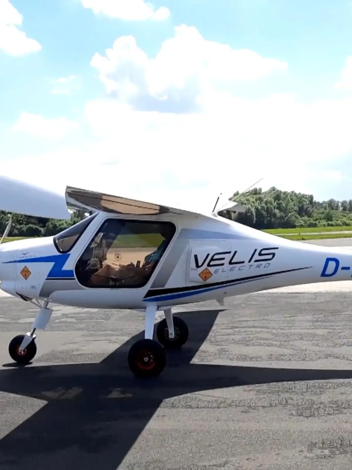 Der Flüster-Flieger eignet sich vor allem für kurze Strecken, ist ideal für Flugstunden und kann ohne Reserve bis zu 50 Minuten in der Luft bleiben. Für den Antrieb sorgen zwei Akkus. Einer hinter dem Propeller und einer hinter den Passagieren. Technische Details verrät uns Pilot Ralf Hülstede im Interview: Nach 300 Flugstunden muss der Motor ausgetauscht werden, die Batterien halten 500 Stunden. Bis zu 180 km/h schafft der E-Flieger und ist mit 175 Tausend Euro nicht gerade günstig.