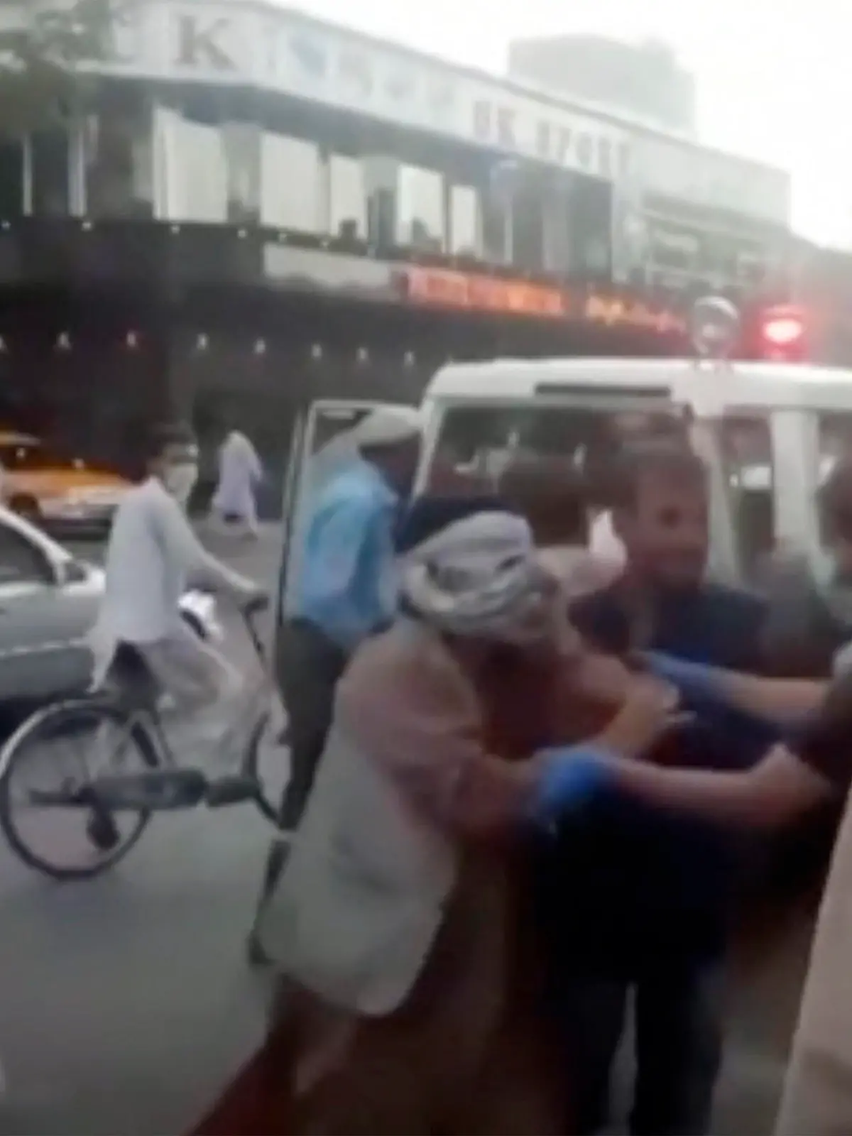 dpatopbilder - 26.08.2021, Afghanistan, Kabul: In diesem Bild aus einem Video kümmern sich Menschen um eine verwundete Person in der Nähe des Ortes einer tödlichen Explosion außerhalb des Flughafens in Kabul. Zwei Selbstmordattentäter haben in den letzten Tagen einer massiven Luftbrücke, die Tausende von Menschen anlockte, die vor der Machtübernahme der Taliban in Afghanistan fliehen wollten, Menschenmassen in der Nähe des Flughafens von Kabul angegriffen. Foto: Uncredited/A·vaka News Agency/dpa - ACHTUNG: Nur zur redaktionellen Verwendung im Zusammenhang mit der aktuellen Berichterstattung und nur mit vollständiger Nennung des vorstehenden Credits +++ dpa-Bildfunk +++