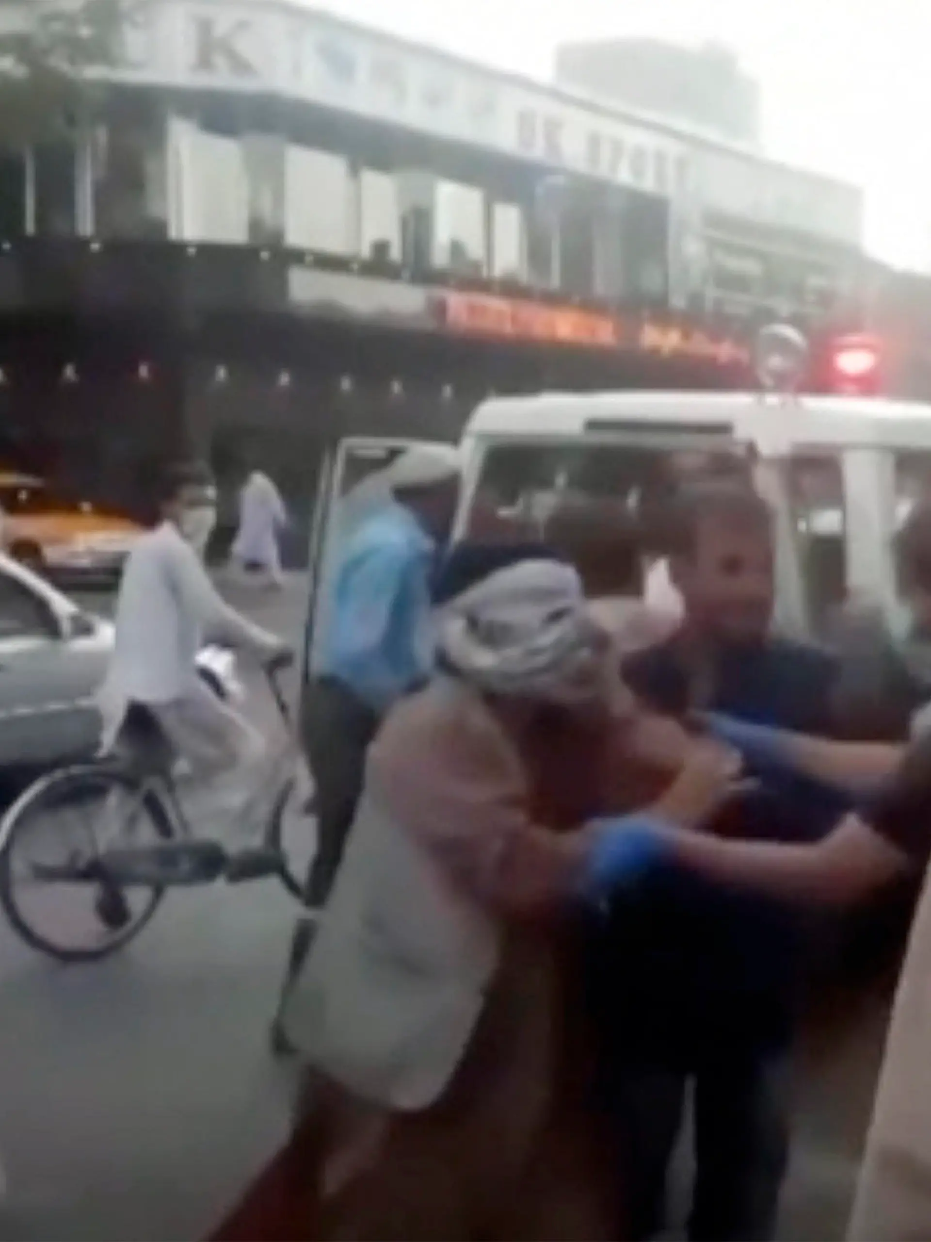 dpatopbilder - 26.08.2021, Afghanistan, Kabul: In diesem Bild aus einem Video kümmern sich Menschen um eine verwundete Person in der Nähe des Ortes einer tödlichen Explosion außerhalb des Flughafens in Kabul. Zwei Selbstmordattentäter haben in den letzten Tagen einer massiven Luftbrücke, die Tausende von Menschen anlockte, die vor der Machtübernahme der Taliban in Afghanistan fliehen wollten, Menschenmassen in der Nähe des Flughafens von Kabul angegriffen. Foto: Uncredited/A·vaka News Agency/dpa - ACHTUNG: Nur zur redaktionellen Verwendung im Zusammenhang mit der aktuellen Berichterstattung und nur mit vollständiger Nennung des vorstehenden Credits +++ dpa-Bildfunk +++