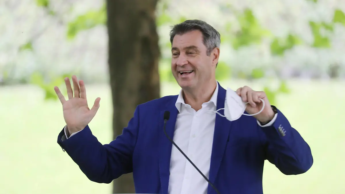 News Themen der Woche KW30 News Bilder des Tages Ministerpräsident Dr. Markus Söder, Wirtschaftsminister Hubert Aiwanger und der Leiter der Bayerischen Staatskanzlei, Staatsminister Dr. Florian Herrmann geben eine Pressekonferenz im Hofgarten Der bayrische Ministerpräsident Dr. Markus Söder gibt eine Pressekonferenz im Hofgarten in München, München Bayern im Hofgarten hinter der Staatskanzlei *** Minister President Dr Markus Söder, Minister of Economic Affairs Hubert Aiwanger and the Head of the Bavarian State Chancellery, Minister of State Dr Florian Herrmann give a press conference in the Hofgarten The Bavarian Minister President Dr Markus Söder gives a press conference in the Hofgarten in Munich, Munich Bavaria in the Hofgarten behind the State Chancellery
