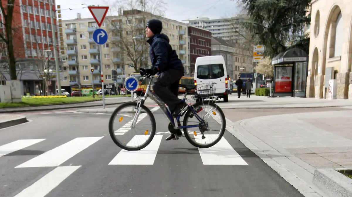 ARCHIV - Ein Radfahrer überquert in der Innenstadt von Karlsruhe einen Zebrastreifen, im Vordergrund ist ein großes Fahrradsymbol auf der Straße zu sehen (Archivfoto vom 25.03.2008). Der baden-württembergische Verkehrsminister Hermann möchte den Anteil des kommunalen Radverkehrs innerhalb von zehn Jahren zu verdoppeln. Mit der Initiative «RadKultur» will der der Verkehrsminister die Akzeptanz des Fahrradfahrens fördern.   Foto: Uli Deck dpa/lsw (zu lsw - Thema des Tages: «Grün-Rot will Radverkehr in zehn Jahren verdoppeln» vom 29.03.2012)  +++(c) dpa - Bildfunk+++
