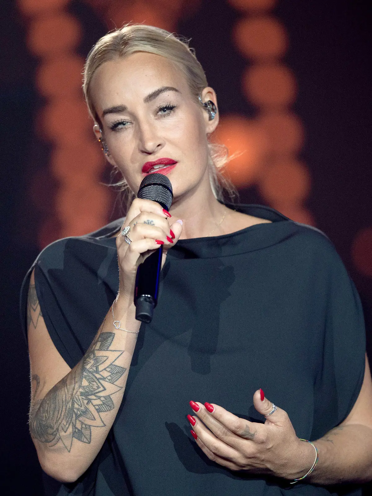 ARCHIV - 23.07.2021, Sachsen-Anhalt, Halle (Saale): Die deutsche Sängerin Sarah Connor steht auf der Bühne der ARD-Benefizgala in Leipzig. Der Benefiz-Abend zur Flutkatastrophe steht unter dem Motto "Wir halten zusammen!". Connor (41) will mit einem Song über Depressionen Erkrankten und deren Angehörigen Hoffnung machen. (zu dpa: «Sarah Connor singt für Menschen mit Depressionen») Foto: Hendrik Schmidt/dpa-Zentralbild/dpa +++ dpa-Bildfunk +++
