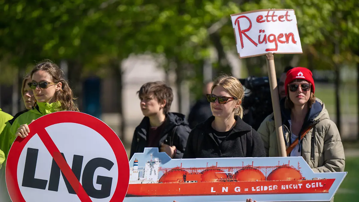 08.05.2023, Berlin: Vertreter von Greenpeace, Nabu, der Deutschen Umwelthilfe und der Klimaschutzbewegung Fridays for Future demonstrieren vor dem Bundeskanzleramt gegen geplanten Bau eines LNG-Terminals auf der Insel Rügen. Foto: Monika Skolimowska/dpa +++ dpa-Bildfunk +++
