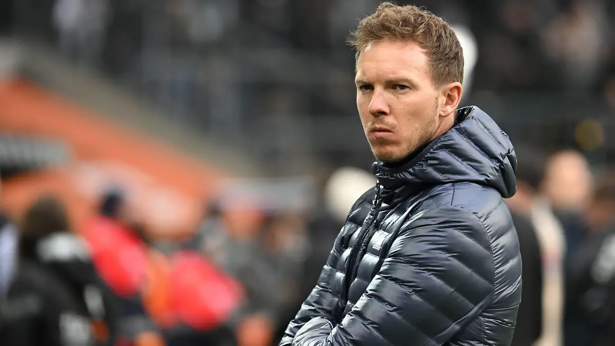 ARCHIV - 18.02.2023, Nordrhein-Westfalen, Mönchengladbach: Fußball: Bundesliga, Borussia Mönchengladbach - Bayern München, 21. Spieltag, Stadion im Borussia-Park: Bayerns Trainer Julian Nagelsmann steht vor dem Spiel an der Seitenlinie. Julian Nagelsmann soll sich beim FC Chelsea vorstellen. (zu dpa: «Trainersuche bei Chelsea: Pochettino statt Nagelsmann oder Enrique?») Foto: Federico Gambarini/dpa +++ dpa-Bildfunk +++