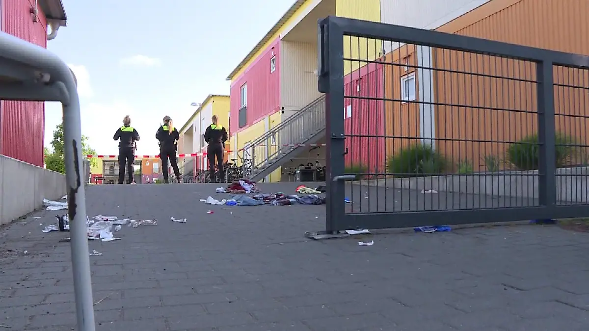 Auf dem Boden vor der Flüchtlingsunterkunft ist eine Blutspur zu erkennen.