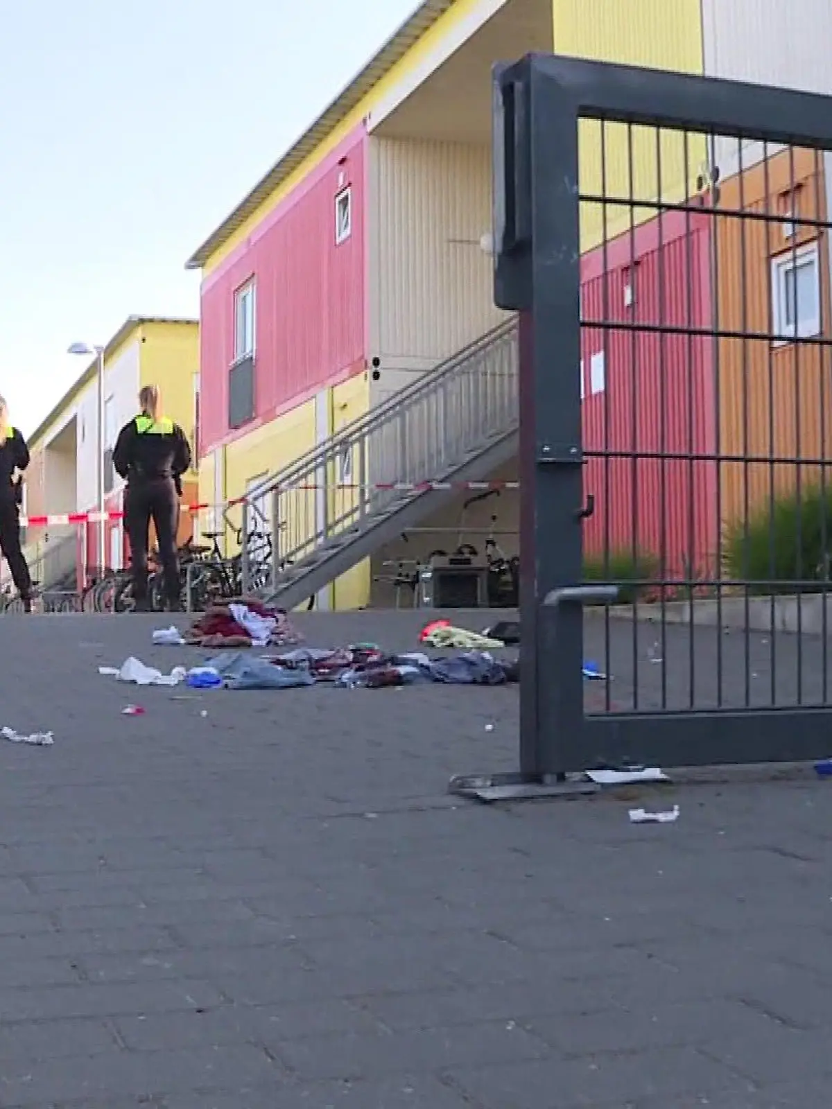 Auf dem Boden vor der Flüchtlingsunterkunft ist eine Blutspur zu erkennen.