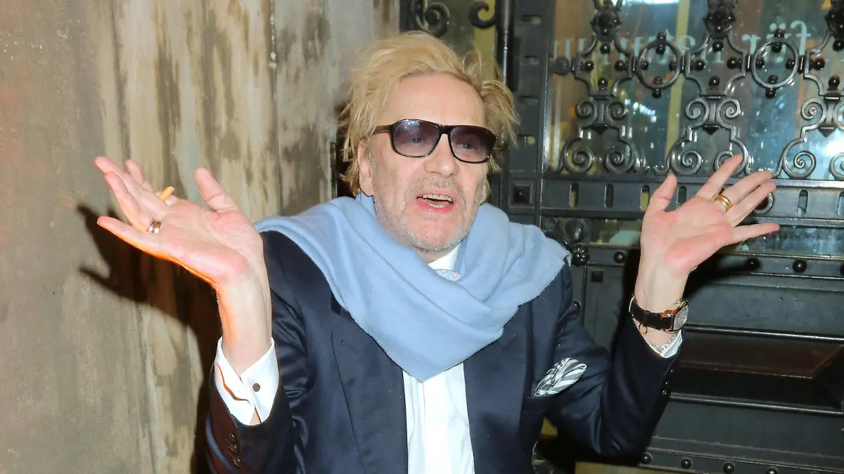 Zoo Magazine 29.10.2014 Schauspieler Helmut Berger Helmut Steinberger vor dem Naturkundemuseum, Invalidenstrasse 43, Berlin, bei der Party zu 10 Jahre - Zoo-Magazine - 29.10.2014 - *** Zoo Magazine 29 10 2014 Actor Helmut Berger Helmut Steinberger in front of the Natural History Museum, Invalidenstrasse 43, Berlin, at the 10 years Zoo Magazine 29 10 2014 party. 