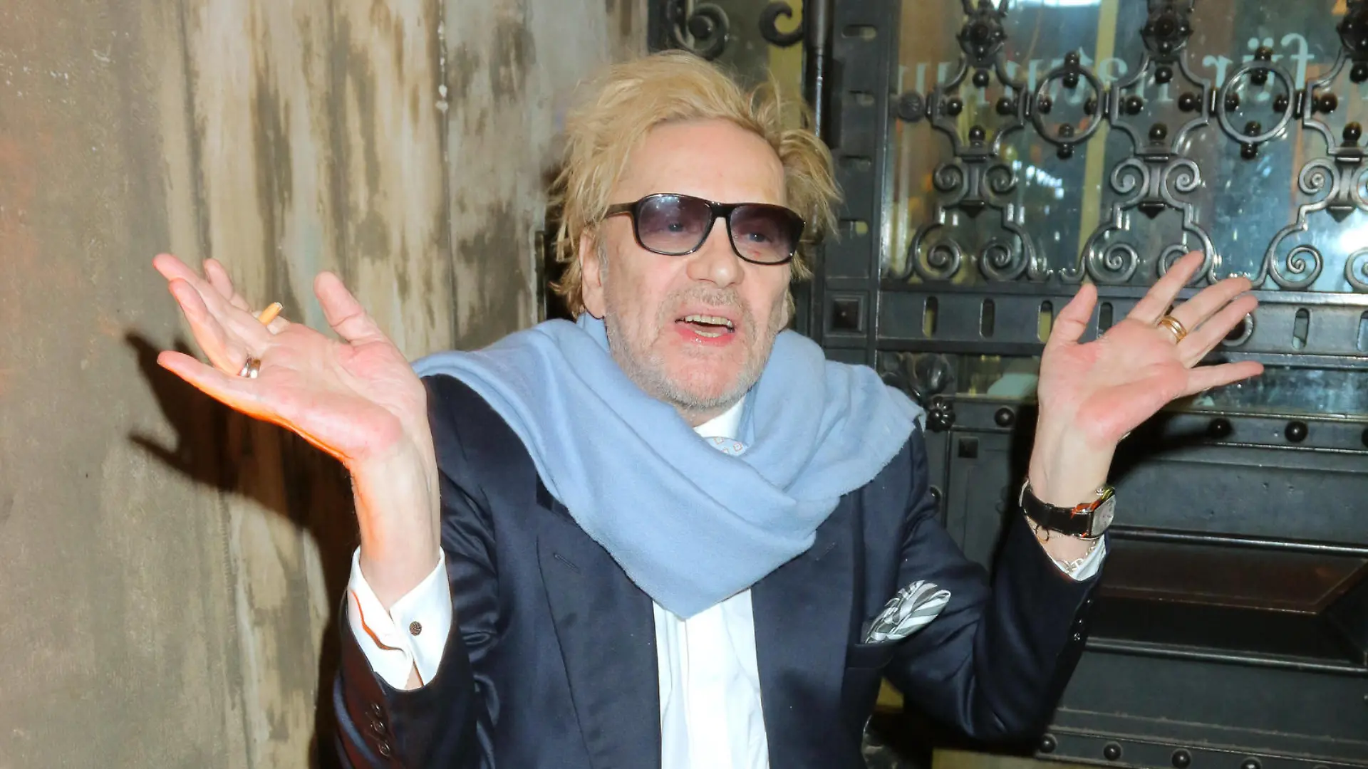 Zoo Magazine 29.10.2014 Schauspieler Helmut Berger Helmut Steinberger vor dem Naturkundemuseum, Invalidenstrasse 43, Berlin, bei der Party zu 10 Jahre - Zoo-Magazine - 29.10.2014 - *** Zoo Magazine 29 10 2014 Actor Helmut Berger Helmut Steinberger in front of the Natural History Museum, Invalidenstrasse 43, Berlin, at the 10 years Zoo Magazine 29 10 2014 party.