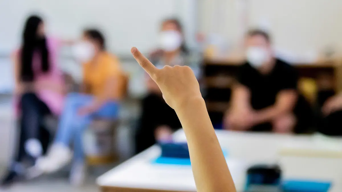 ARCHIV - 09.06.2021, Berlin: Ein Schüler meldet sich in einer gemischten Klasse der Stufen 4-6 an der Fritz-Karsen-Schule im Berliner Ortsteil Britz. (zu dpa "Neues Schuljahr beginnt wieder unter Corona-Bedingungen") Foto: Christoph Soeder/dpa +++ dpa-Bildfunk +++
