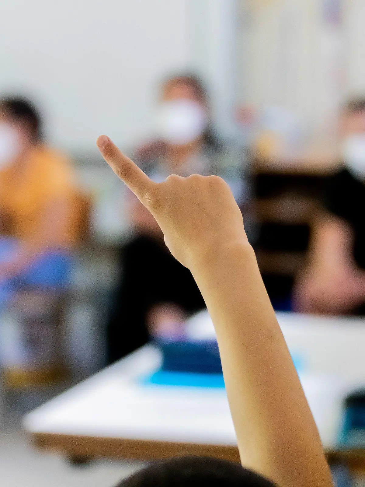 ARCHIV - 09.06.2021, Berlin: Ein Schüler meldet sich in einer gemischten Klasse der Stufen 4-6 an der Fritz-Karsen-Schule im Berliner Ortsteil Britz. (zu dpa "Neues Schuljahr beginnt wieder unter Corona-Bedingungen") Foto: Christoph Soeder/dpa +++ dpa-Bildfunk +++