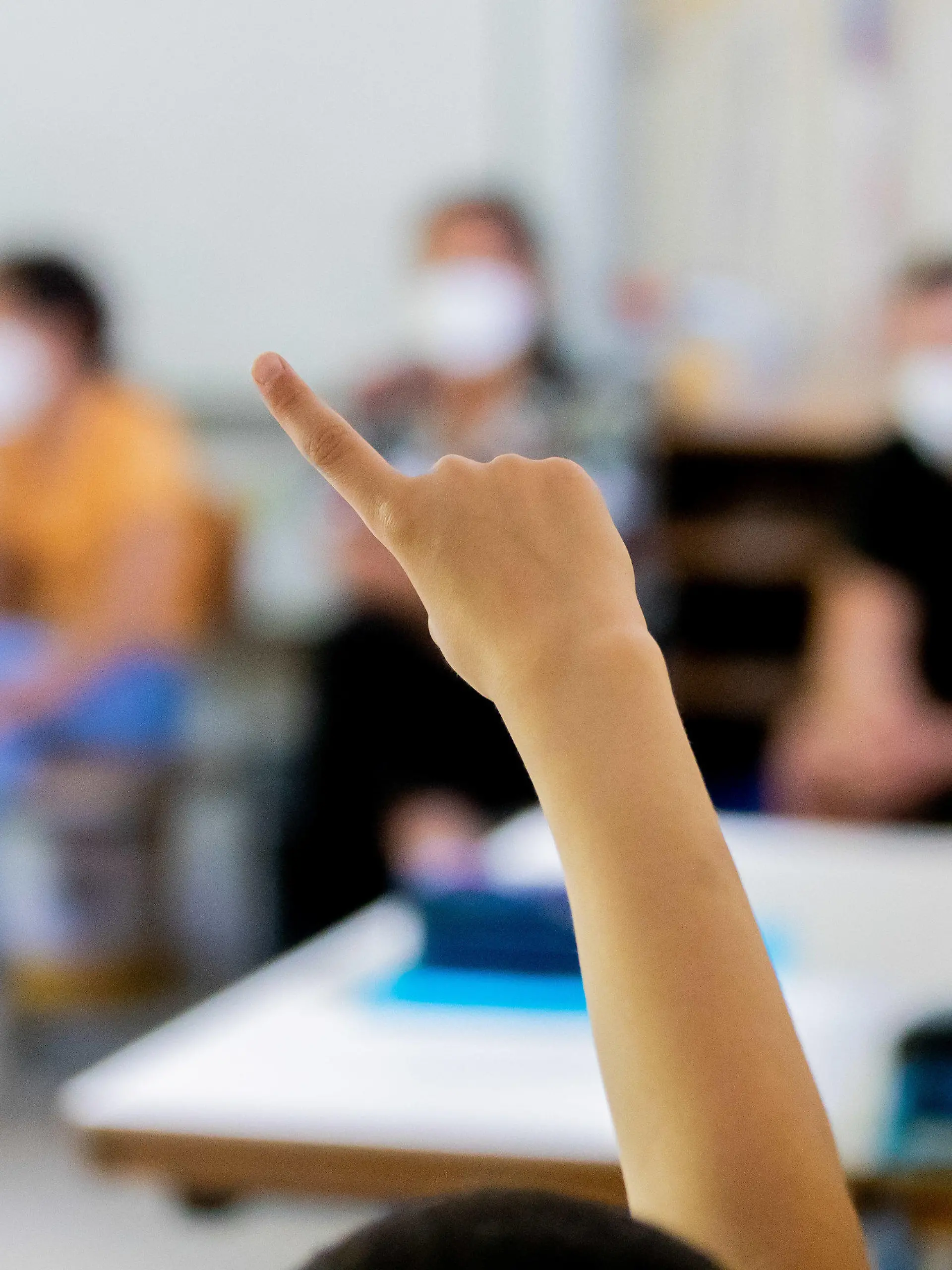 ARCHIV - 09.06.2021, Berlin: Ein Schüler meldet sich in einer gemischten Klasse der Stufen 4-6 an der Fritz-Karsen-Schule im Berliner Ortsteil Britz. (zu dpa "Neues Schuljahr beginnt wieder unter Corona-Bedingungen") Foto: Christoph Soeder/dpa +++ dpa-Bildfunk +++