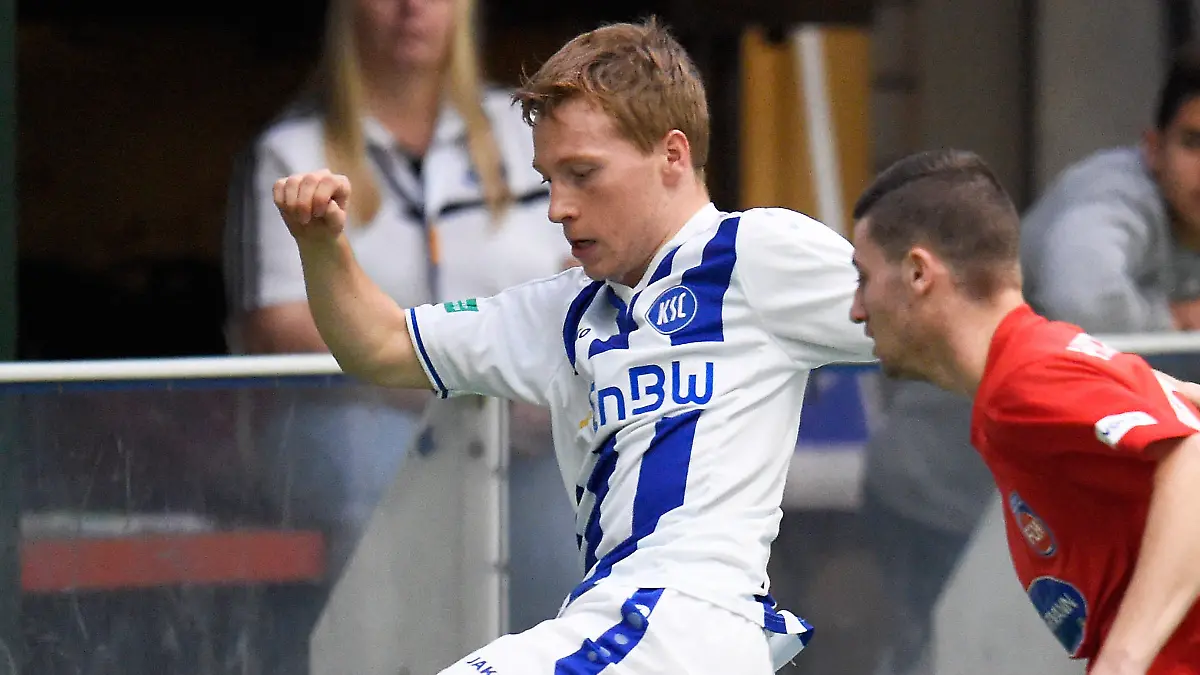 Karlsruher SC - 1.FC Heidenheim: Jan ENGELS (KSC) im Zweikampf mit Daniel ABDULAHAD (Heidenheim) Fussball Junioren U19 Indoor-Cup, Linkenheim, 09.01.2016 --
